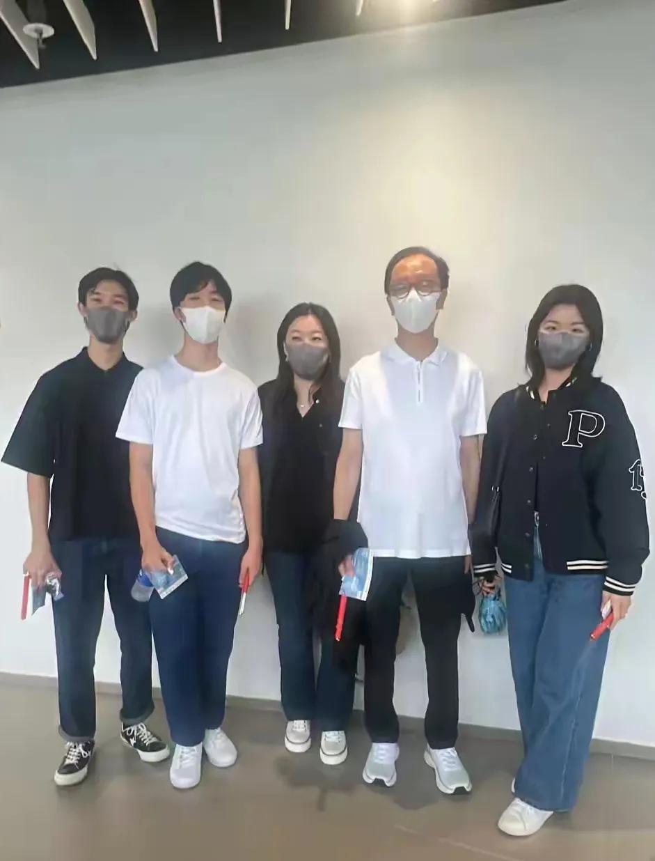 “跳水皇后”伏明霞一家5口同框照，这一家子一向非常神秘，很少在公众场合露面，就算