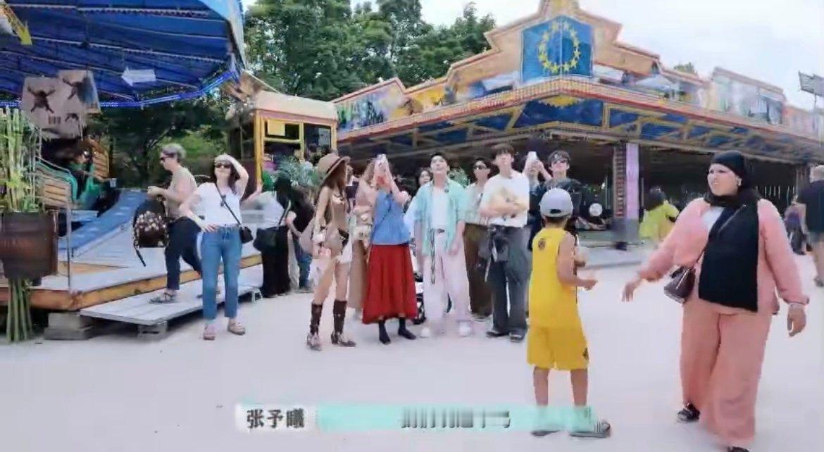 尚雯婕一生要强的中国女人 游乐场的快乐谁能拒绝？尚雯婕腿伤在身也没在怕的，蹦跶着