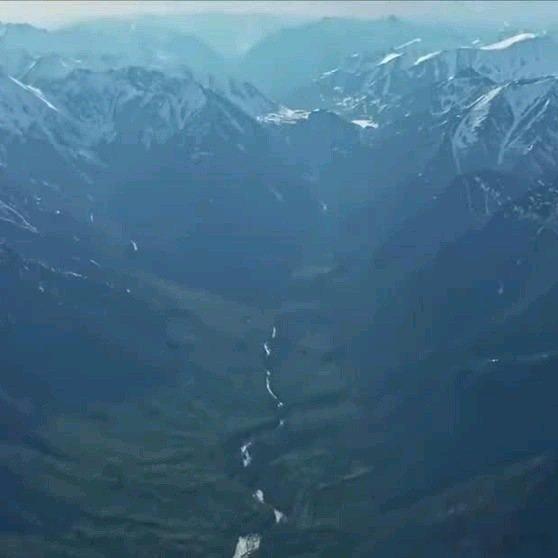 《外兴安岭 现称斯塔诺夫山脉，地处俄罗斯远东，是两大水系分水岭。山林资源丰茂、原