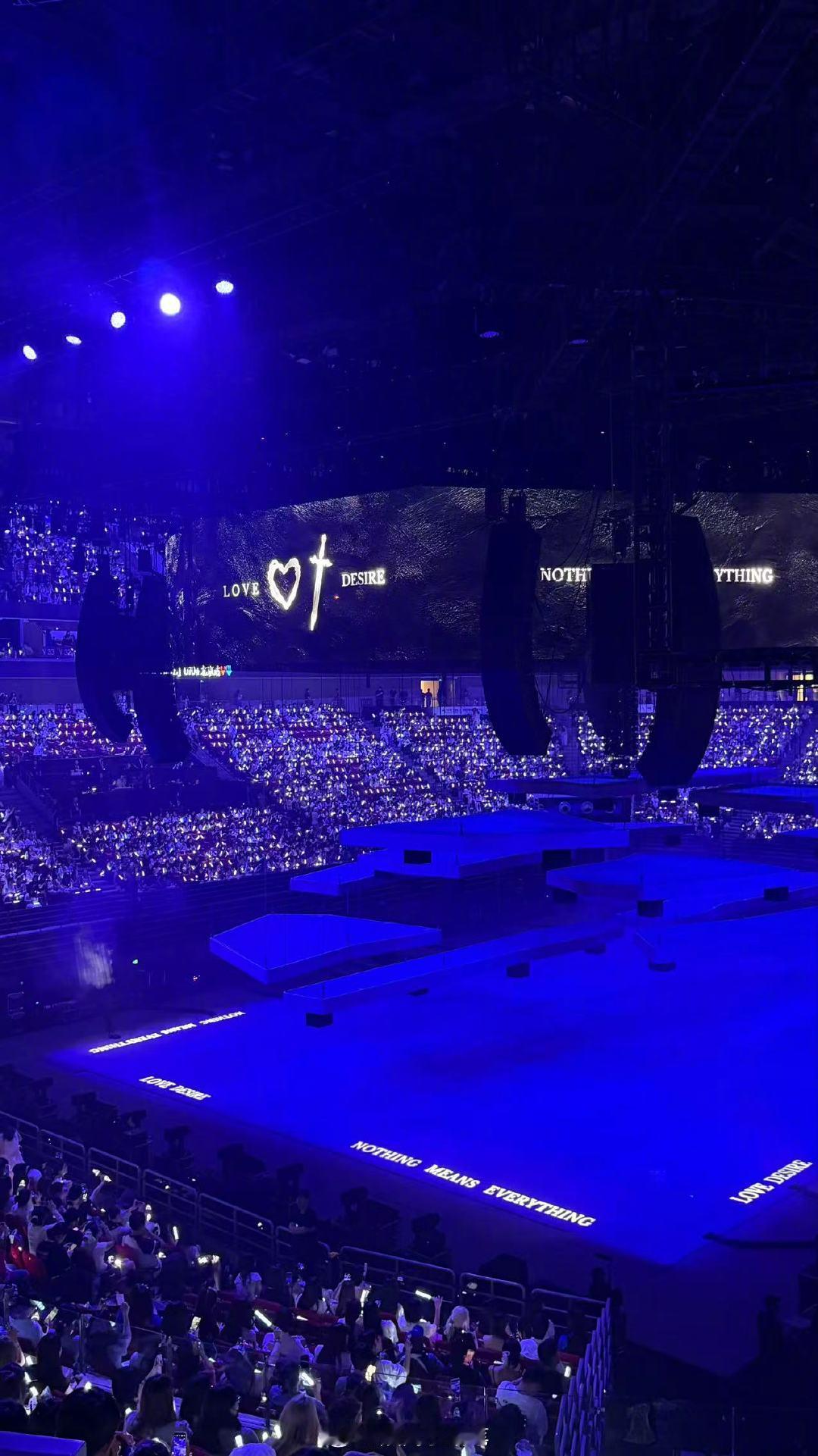 周震南北京演唱会上座率 全场灯火连成星海，周震南北京演唱会上座率拉满，场馆内没有