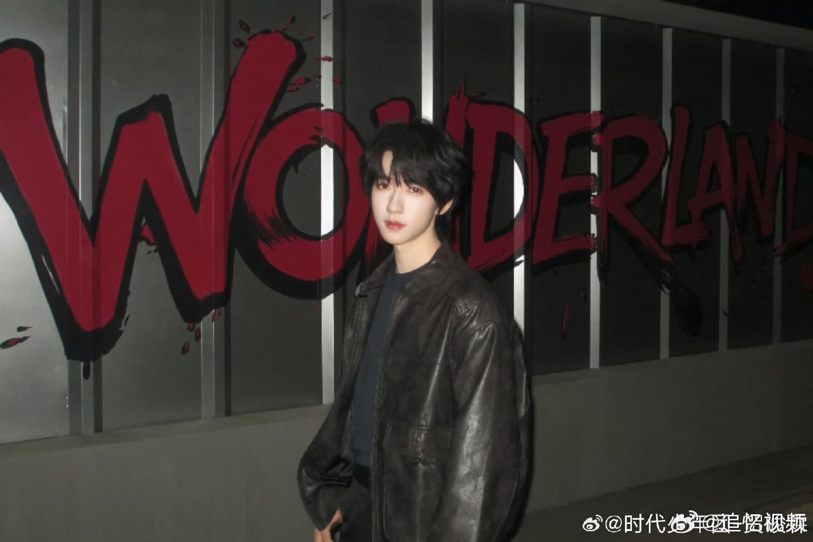 贺峻霖舞台综艺和拍摄一个没落下 贺峻霖22岁手握三重身份 一边是舞台上发光的爱豆