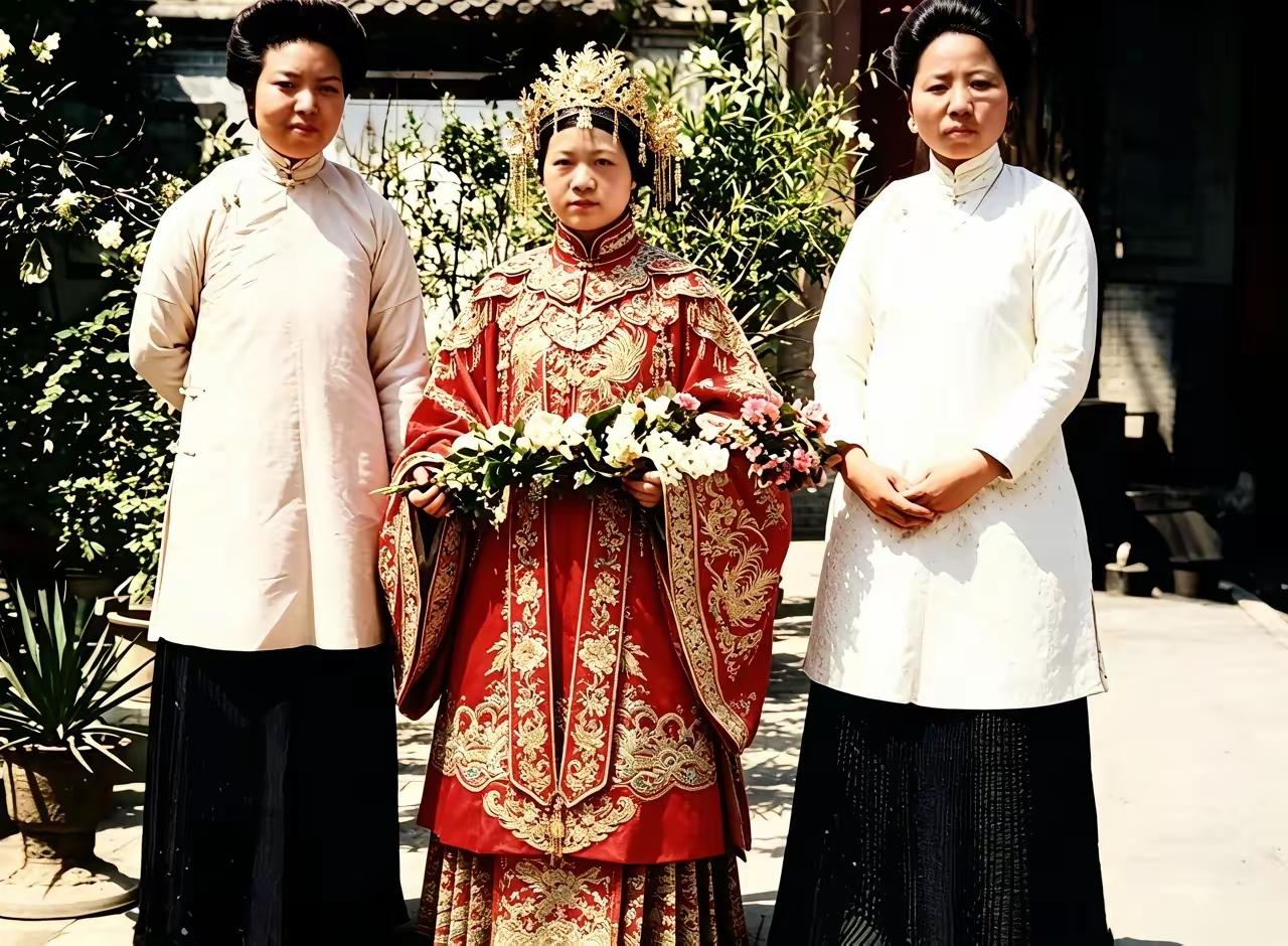 1912年，山西首富孔祥熙妹妹孔祥贞出嫁，那场面相当气派。她头戴的鎏金点翠凤冠，