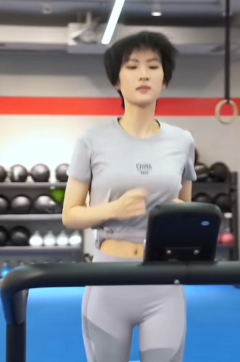 真的被姚安娜狠狠圈粉了！含着“金汤勺”出生，明明可以靠着优渥的家境躺平，舒舒服服