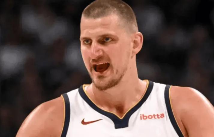 约老师本赛季貌似又到了新的境界。替补深度好起来后，第二节第四节优哉游哉在板凳席上