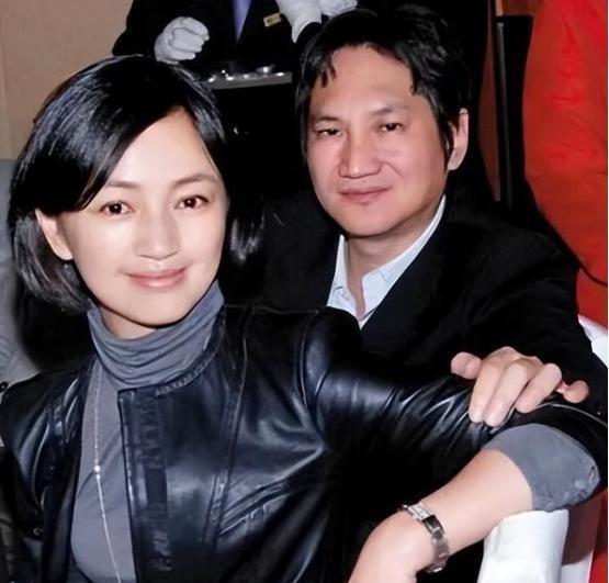 2010年，罗海琼和华谊副总裁费麒结婚。婚礼上费麒突然抢过司仪的话筒，大家以为他