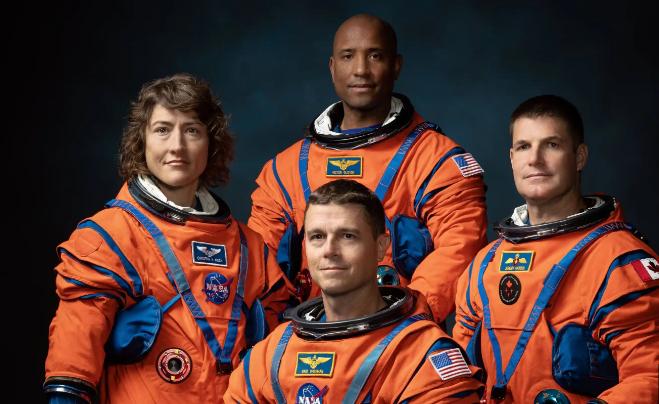 飞40万公里探月，却被几米内的难题困住：美国宇航员无奈用上“尿不湿”。
    