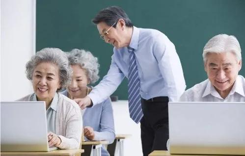 从社会层面看，科技进步和社会变迁加快，智能手机使用、健康知识更新等都需要老年人通