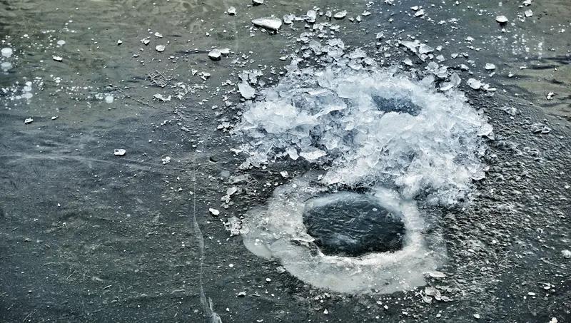 一家三口掉冰窟窿父亲托母子出水面

家人们刷到这段监控视频了吗？零下20℃的东北