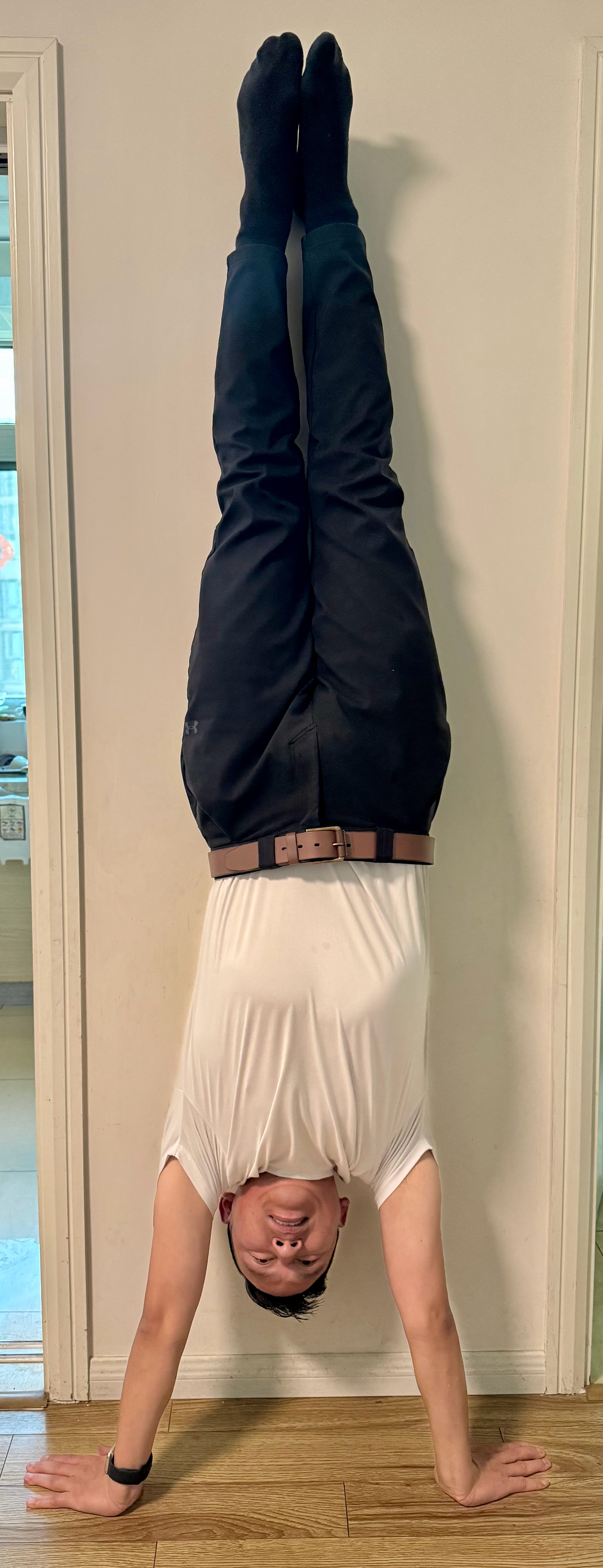 挑战了一下倒立我记得小时候学过一次，从此记住了…小时候克总随感