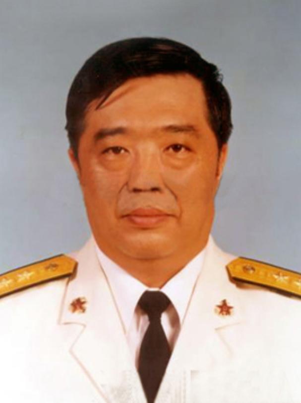 2001年，贺龙的儿子贺鹏飞去世，在葬礼上，他的母亲哭得泪流满面，嘴里一直喃喃着