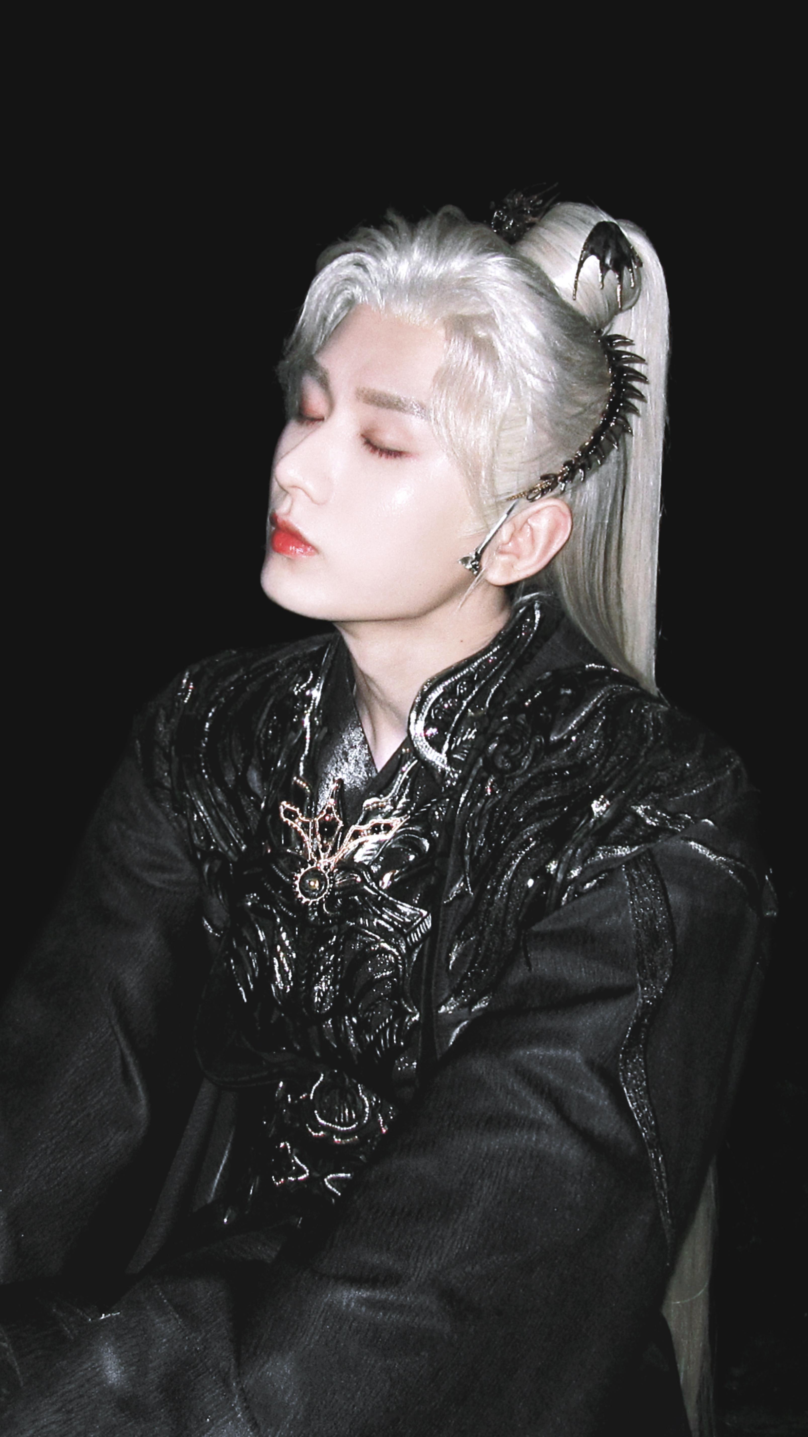 是闭眼时，藏在眉间的疲惫，是睁眼时，亮在眼底的锋芒。成毅让王权富贵不再是漫画里的