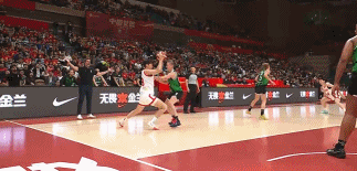 第三节打成全武行，尤文图特球员彻底抓狂，主教练无奈只能苦笑

中国队上半场9分2