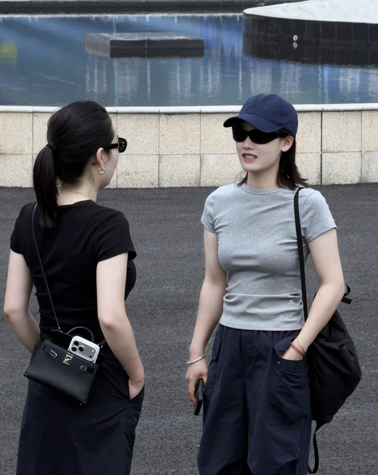 夏日穿搭指南：简约黑白灰，轻松出街