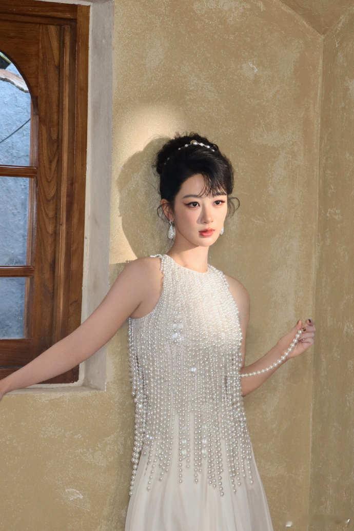 杨紫将登上港版VOGUE封面杨紫港版VOGUE开年封面 杨紫解锁个人首封VOGU