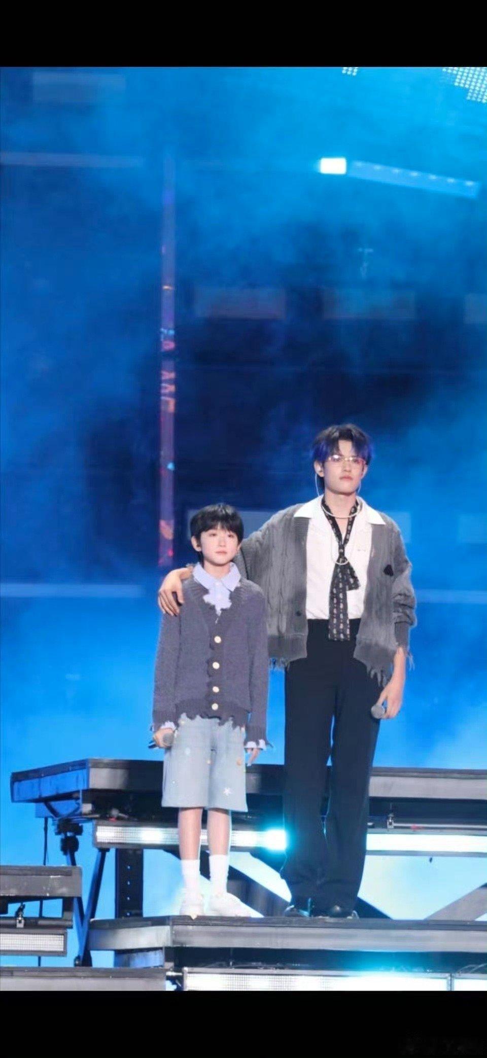 张极五代同台最萌身高差张极和五代新音同台的画面也太可爱了！超萌的身高差直击心巴，