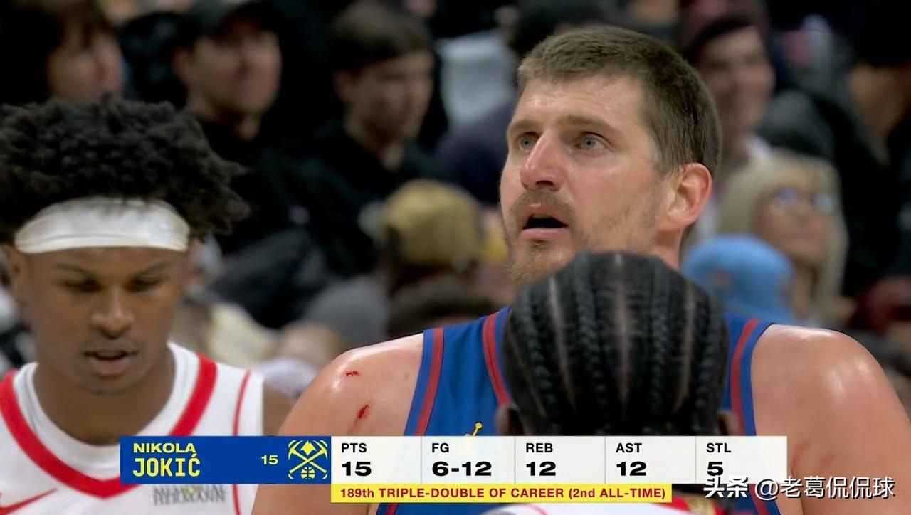掘金巨星约基奇真是名副其实的三双机器！在今天掘金主场以129：93大胜火箭的比赛