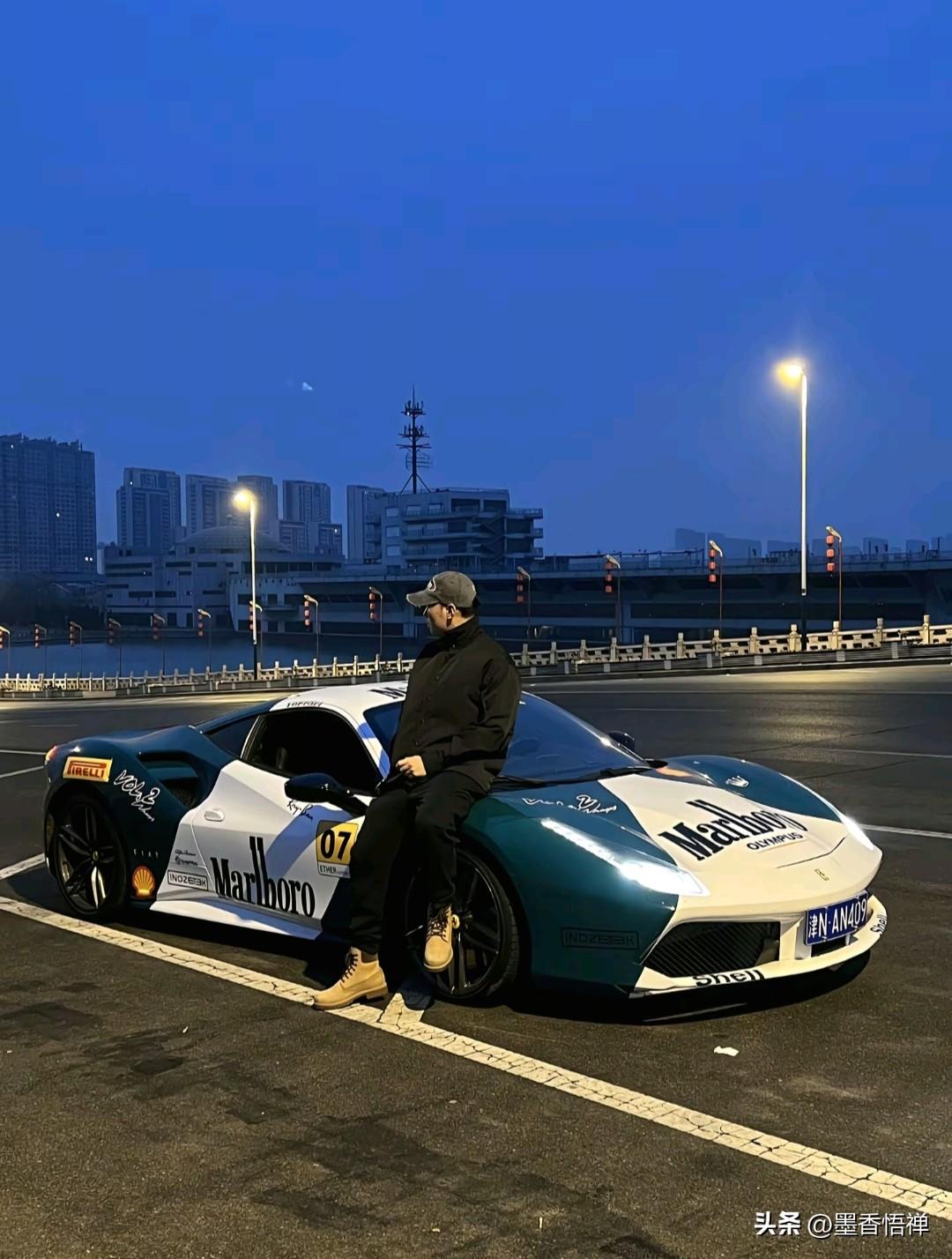 300万法拉利被撞，大爷掏163元+4颗青菜，车主把钱扔回车厢，网友一句评论戳中