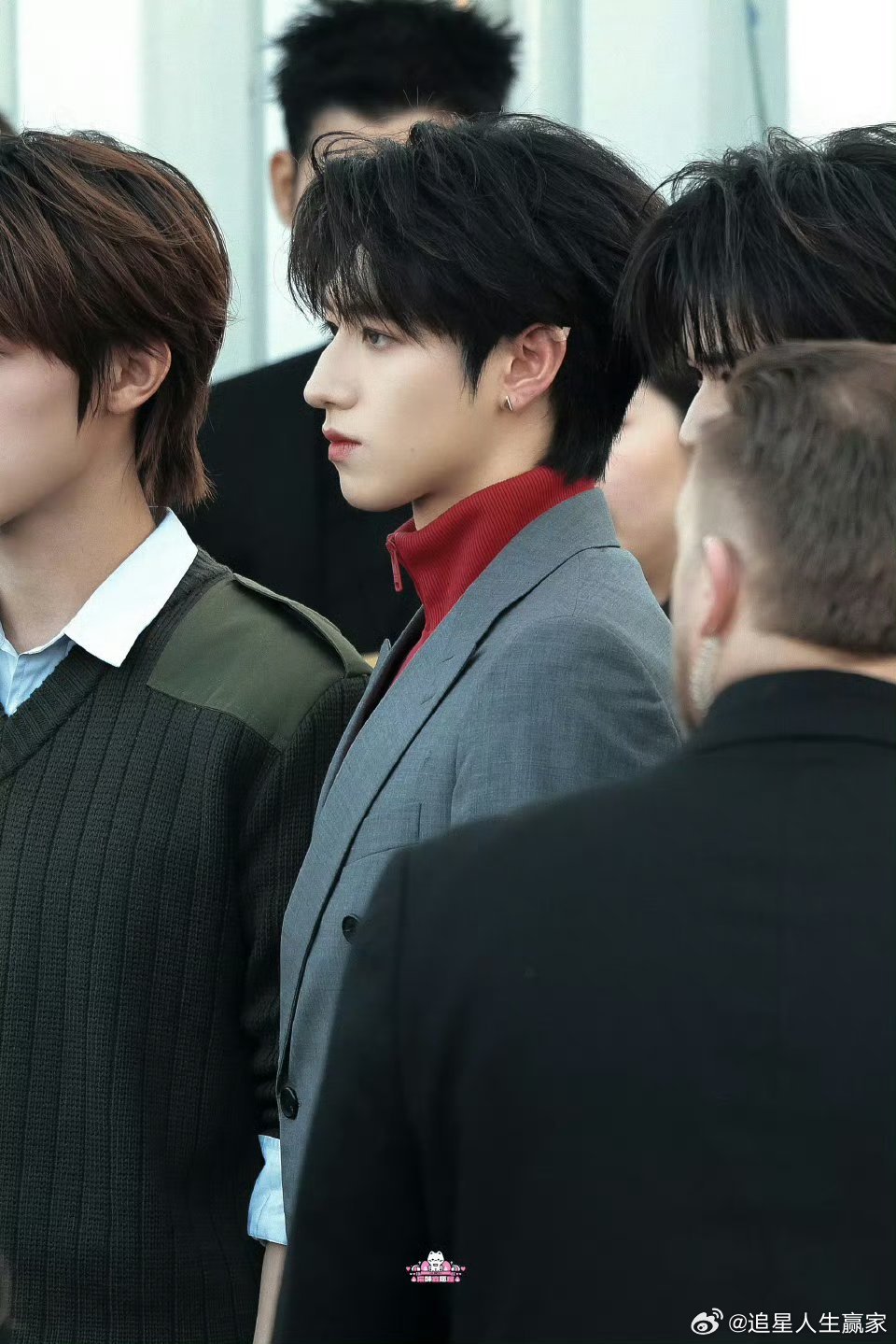 朱志鑫发秀场图朱志鑫卷毛造型鲨疯了！黑帽衫配少年气，是从漫画里走出来的男主吧。 