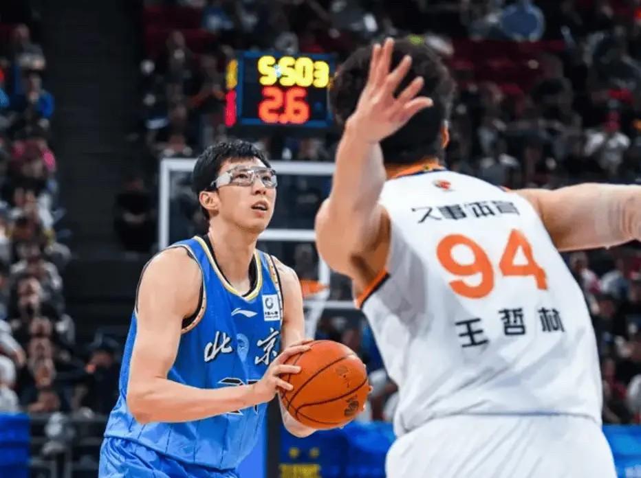 内线压制力完全展现出来，宣告着昔日霸主状态真的回来了，第一节打了6分57秒，周琦