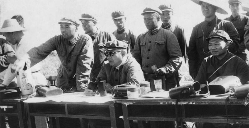 1942年，侦察股长凌少农，私下向日本人购买布料，对方说：“你看起来像军人？”凌