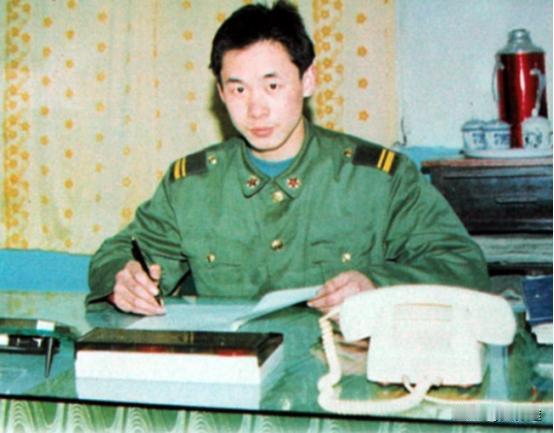 1995年某天，一个19岁的解放军男孩坐公交车回部队。途中车没油了，司机停下车去