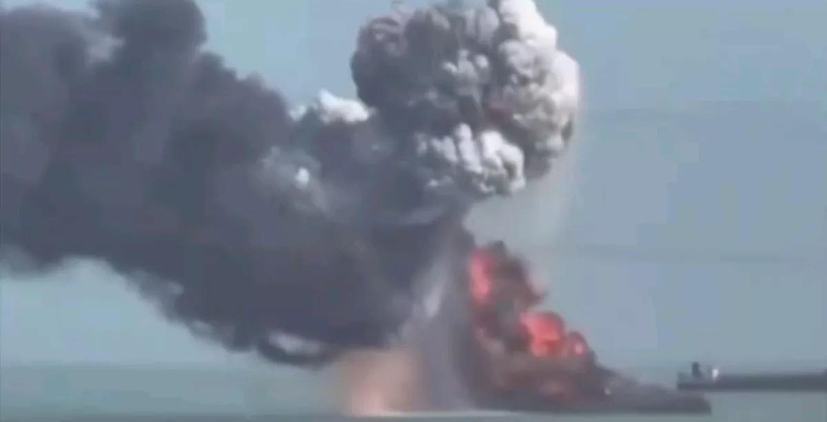 天空新闻消息，又一艘伊朗油轮遭以色列袭击。

当地时间9日，伊朗法尔斯通讯社发文