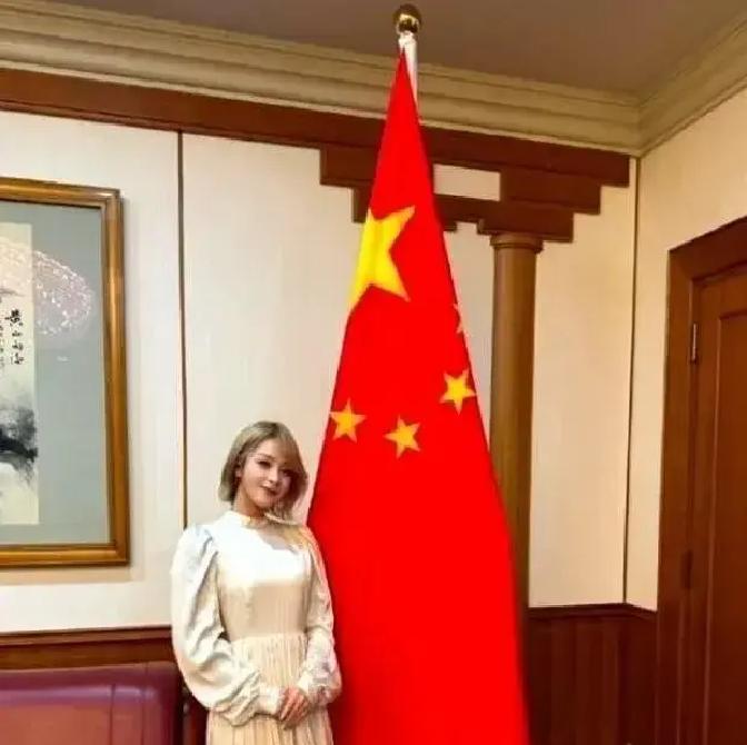 这日本姑娘，叫美依礼芽，是真有点东西
就在日本那个叫高市早苗的首相大放厥词，搞得