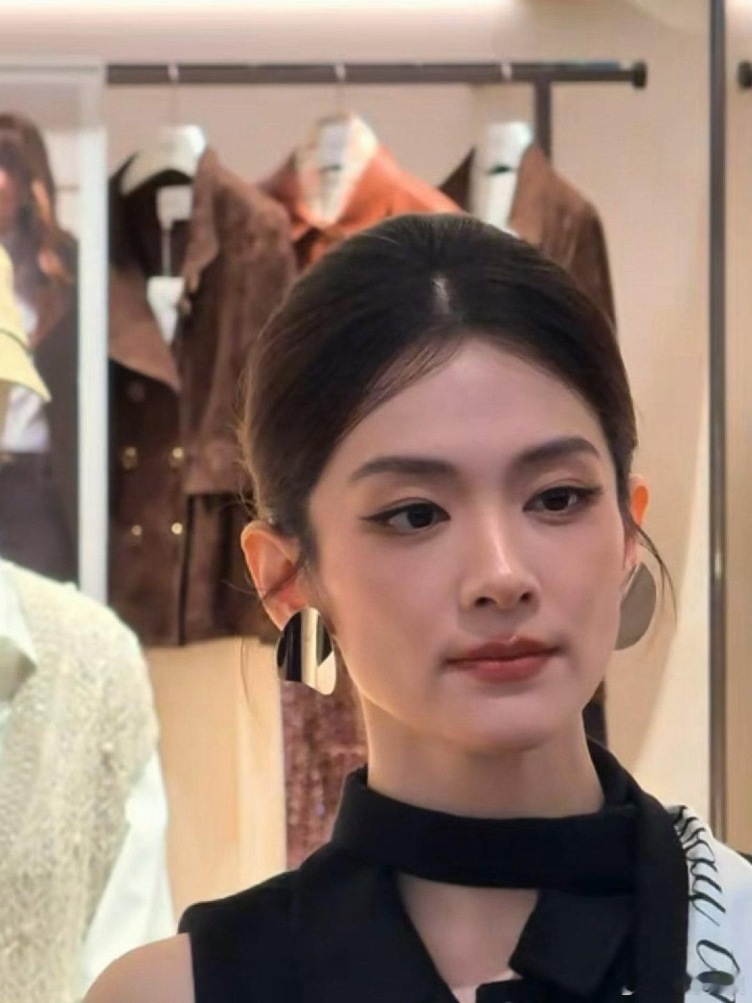 陈昊宇生图好能打 很佩服陈昊宇的线下状态，生图和精修几乎没有落差。不依靠滤镜加持