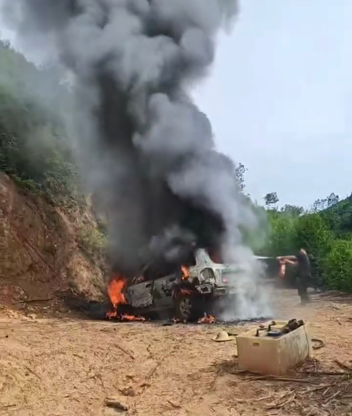 【百色某华一汽车在山路上起火被烧毁】6月23日，网友爆料称：广西百色某华一辆汽车