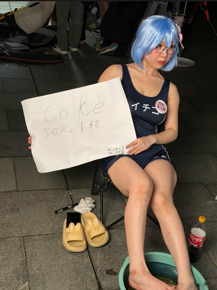 近日，某漫展出现一女Coser卖柠檬洗脚水，一杯50元被一群男生排队哄抢，性压抑