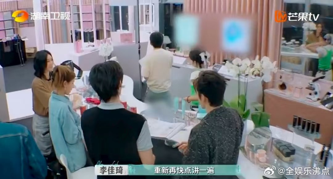 听李佳琦集训要长脑子了李佳琦不愧是货品总监巴黎合伙人 听李佳琦集训像被知识灌溉！