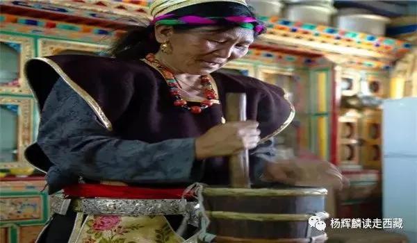 林芝酥油桶的制作
是十分讲究的
桶部用木板围成
上下口径一般大
外围用铜皮箍
两
