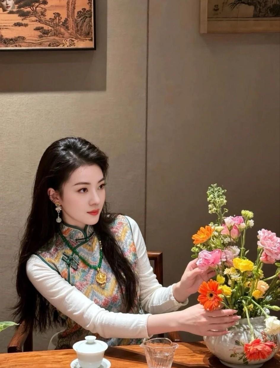 花前美人笑，茶香满心扉。晒图笔记大赛 国风正当红 一个年轻女孩怎么能穿得更时髦?