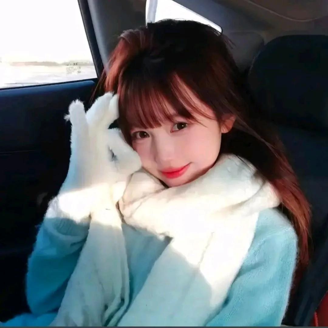 冬日暖阳，车内自拍，毛绒围巾，甜美笑容，暖心一刻。