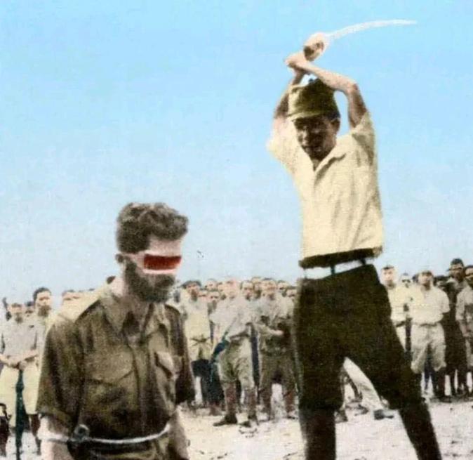 1943年，日军砍掉了一个澳大利亚男人的脑袋，还不忘拍照炫耀，结果就是因为这张照