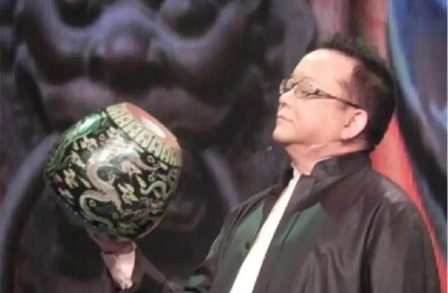 脸都打肿了！新华社这回算是直接把那个遮羞布给掀开了。当初那一帮子专家信誓旦旦说是