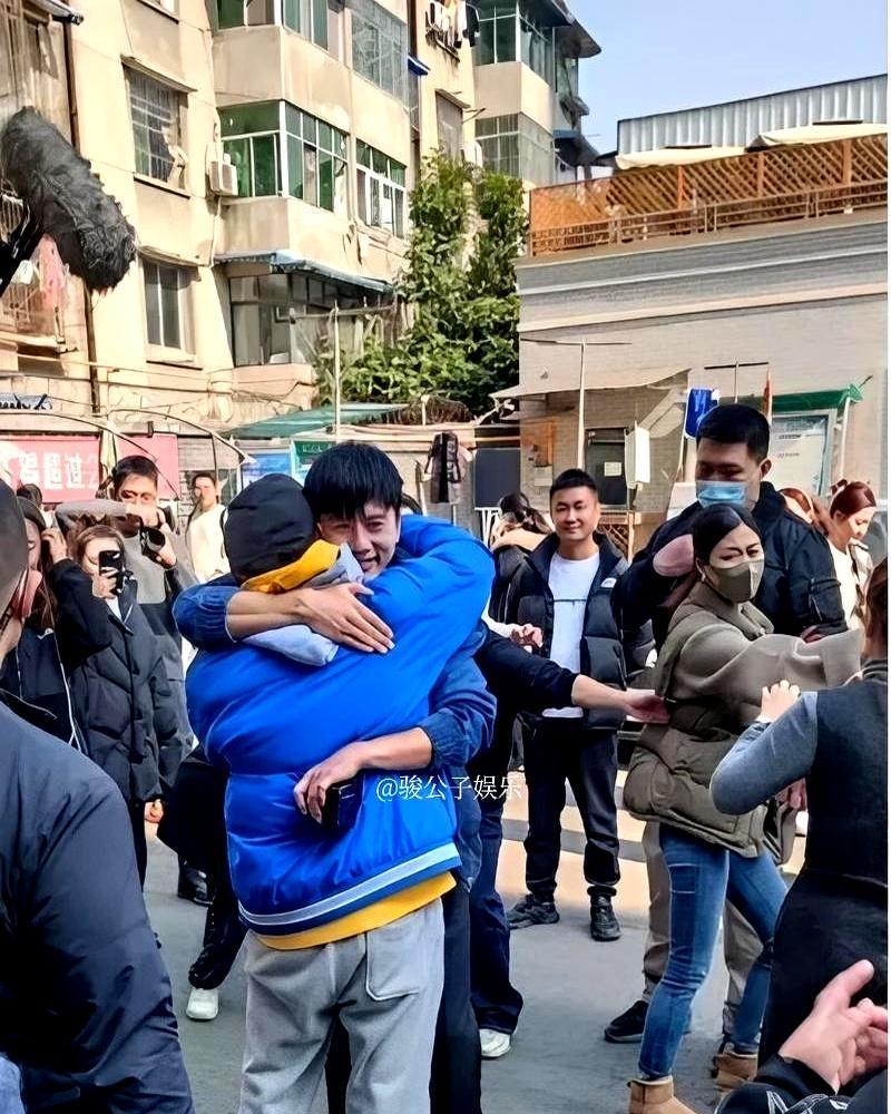 别再叫张杰“明星”了，回德阳，他只有一个身份。
他揣着“城市形象大使”的任务回来