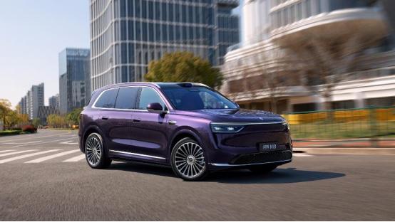 销量第一之外，问界M8更像在“重写”40万级市场规则
过去的大型SUV更多靠品牌