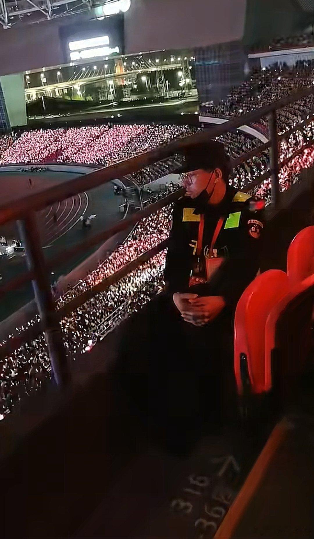 喜欢的事一旦成了工作就会很痛苦，全场都沉浸在演唱会的喜悦之中，可是工作人员怎么就