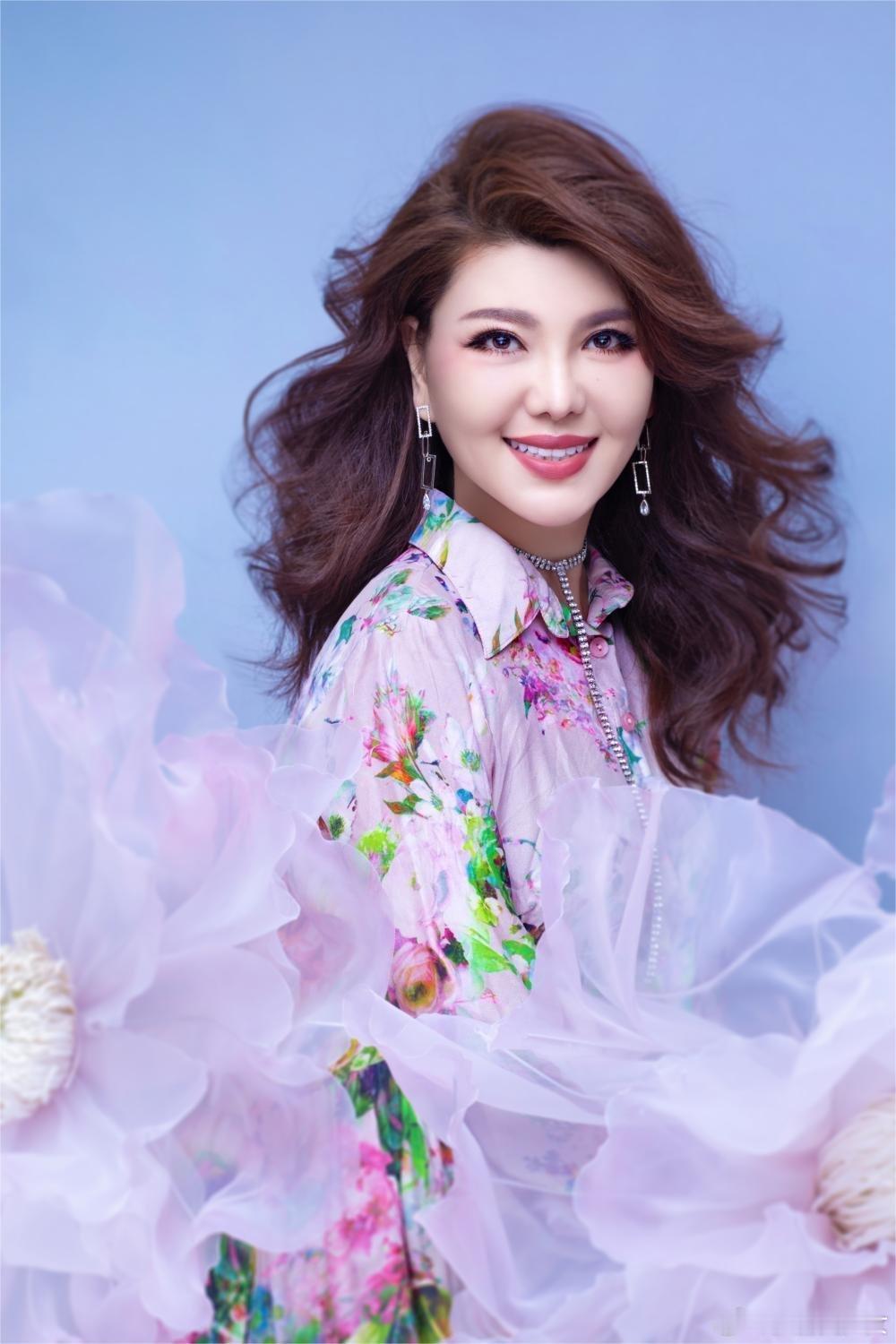乌兰图雅自荐上歌手乌兰图雅勇敢自荐登陆歌手舞台，愿以草原旋律与同行切磋。在自身发