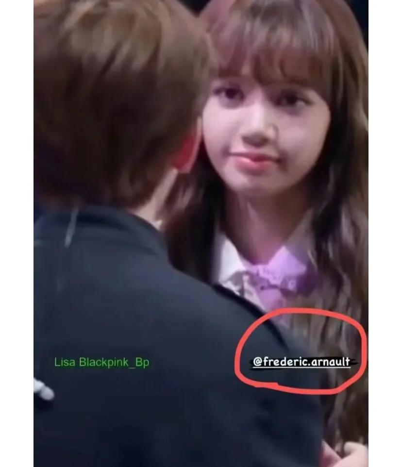 LV三公子也在看Lisa蔡徐坤的cp视频。
有CP粉在ins上发了Lisa和蔡徐