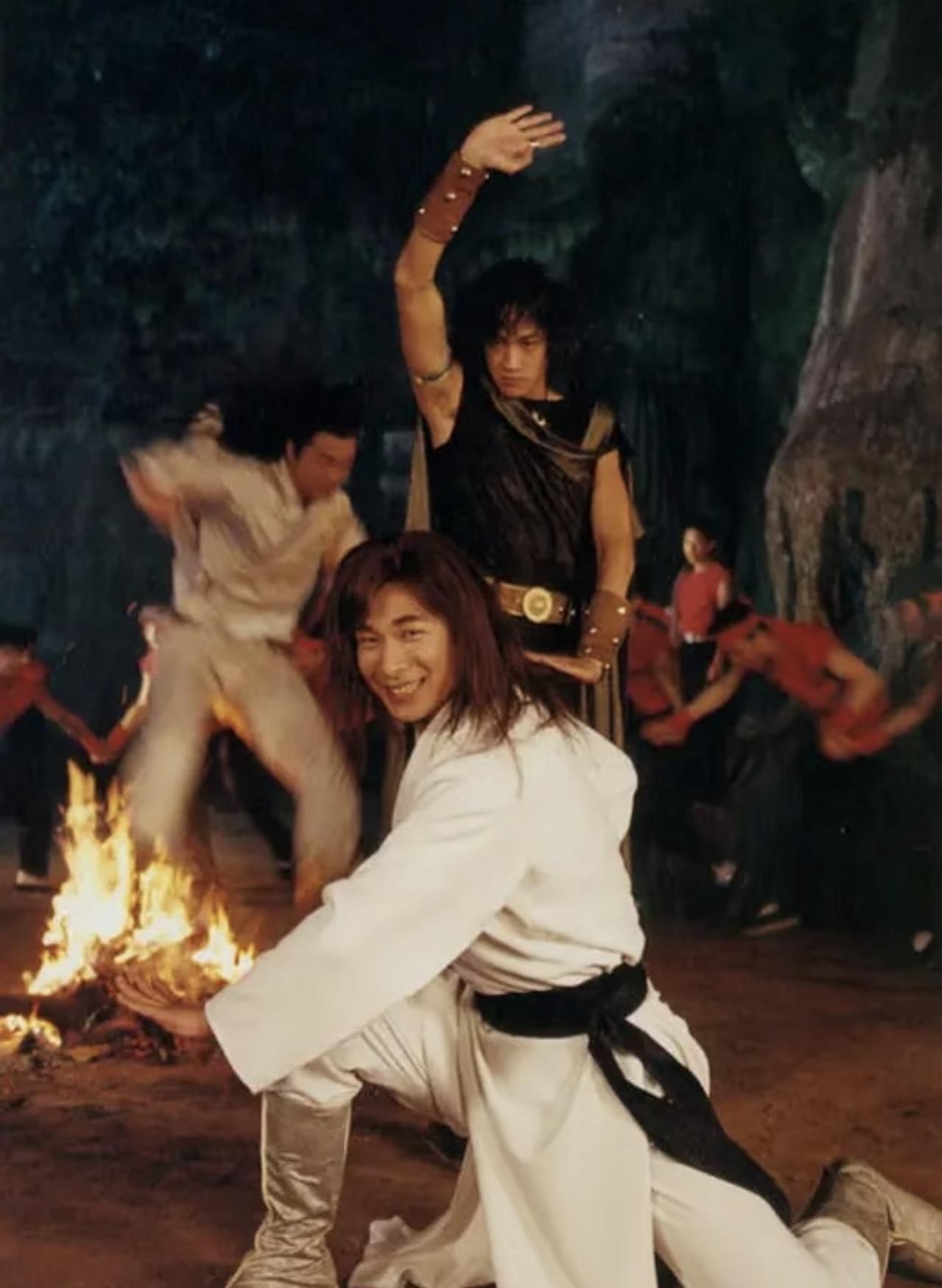 2001年，赵文卓与何润东在电视剧《风云雄霸天下》剧组，拍戏时的花絮。

当时，