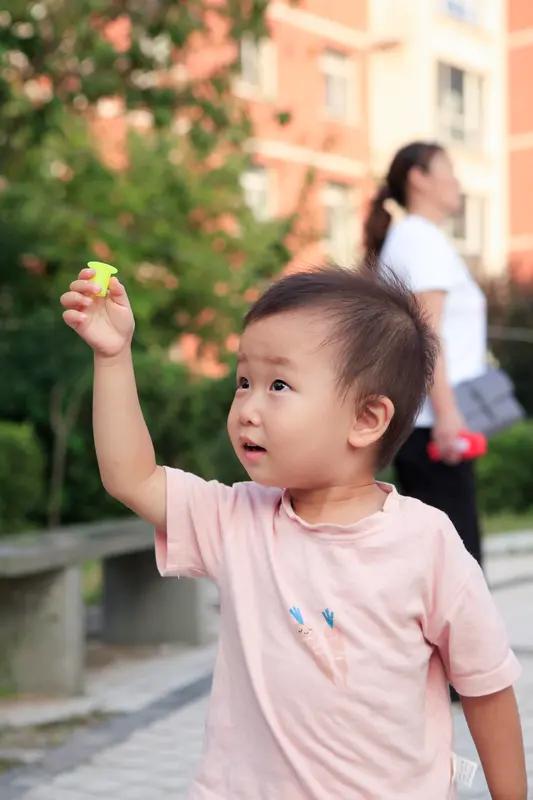 对三岁萌娃捧着妈妈的脸说“我永远爱妈妈”的行为可以鼓励，但千万不要当真，因为情感