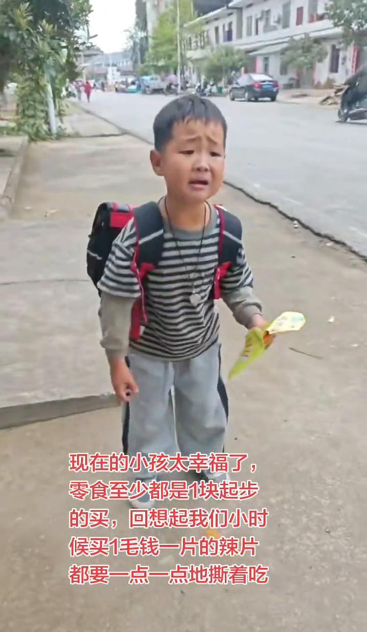 站在便利店收银台，看着前面小学生随手拿几包零食就刷掉几十块，我是真有点恍惚——现