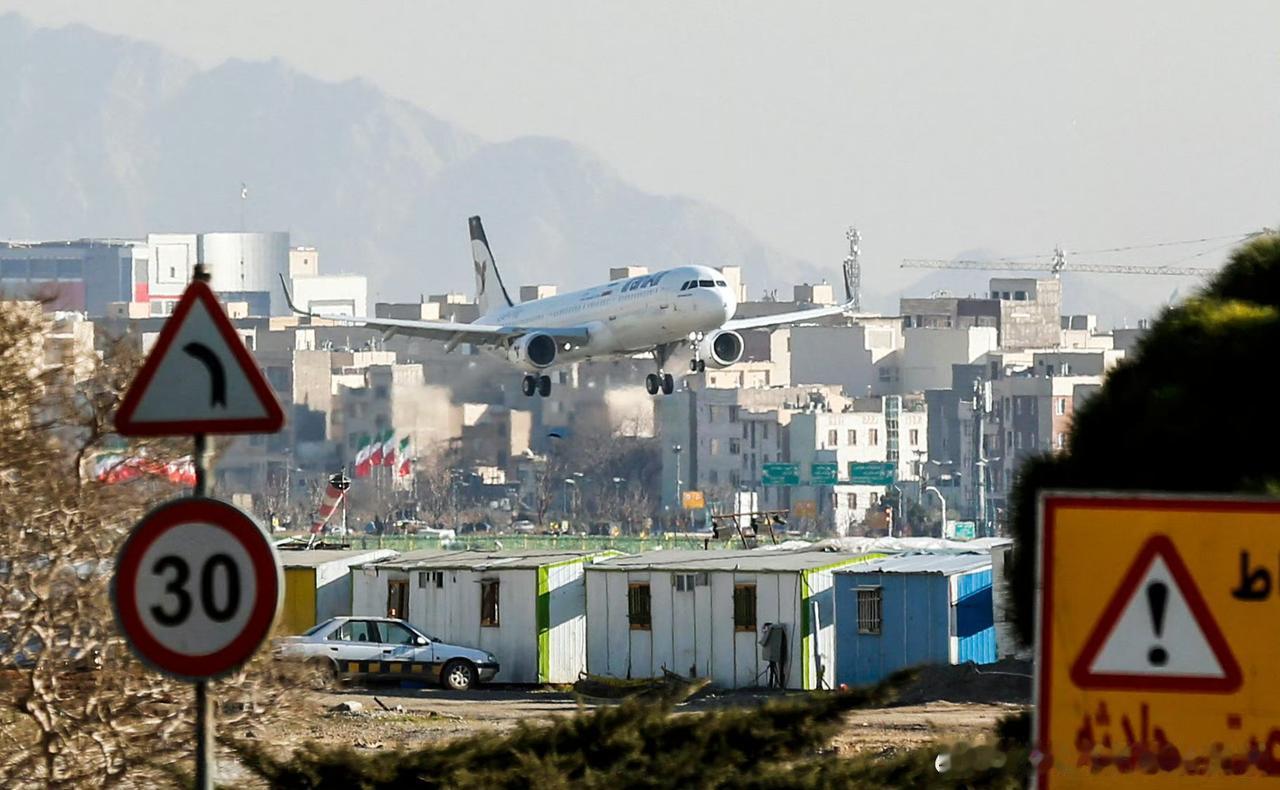 中东空域突发变动！伊朗领空在关闭近5小时后于1月15日正式重启，首批伊朗马汉航空