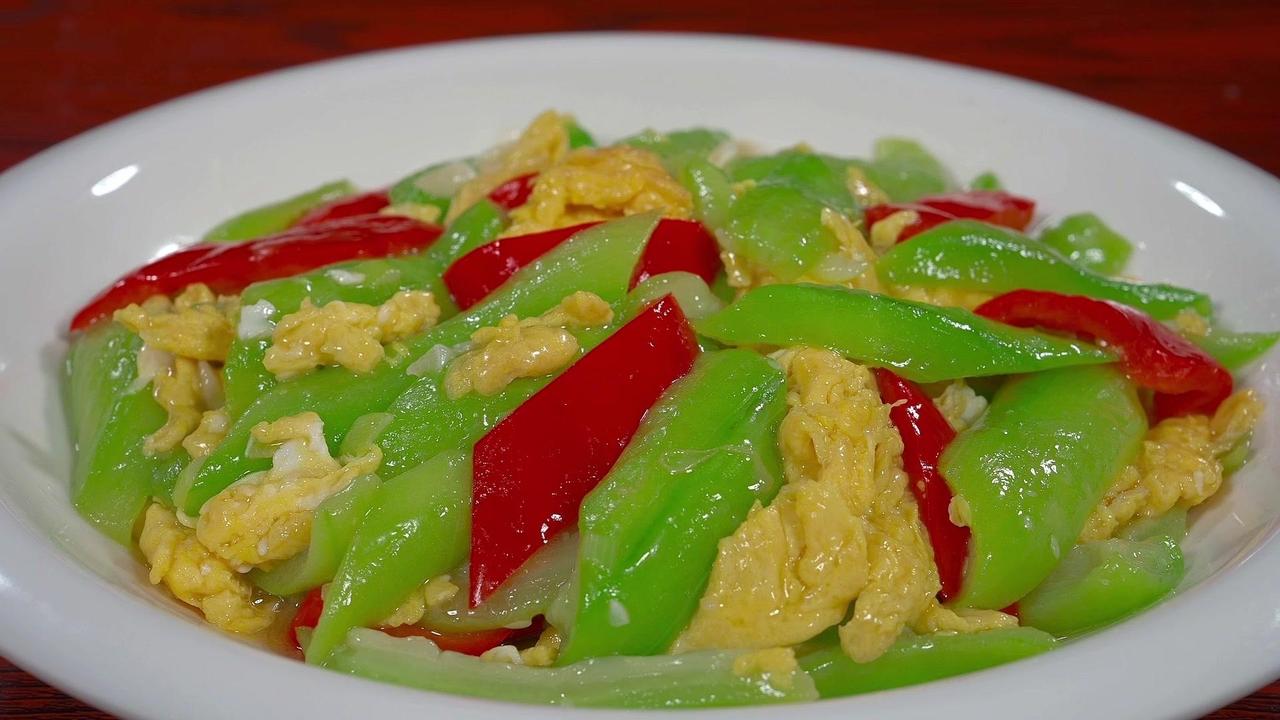 炒丝瓜这样做，碧绿爽脆不发黑，超好吃