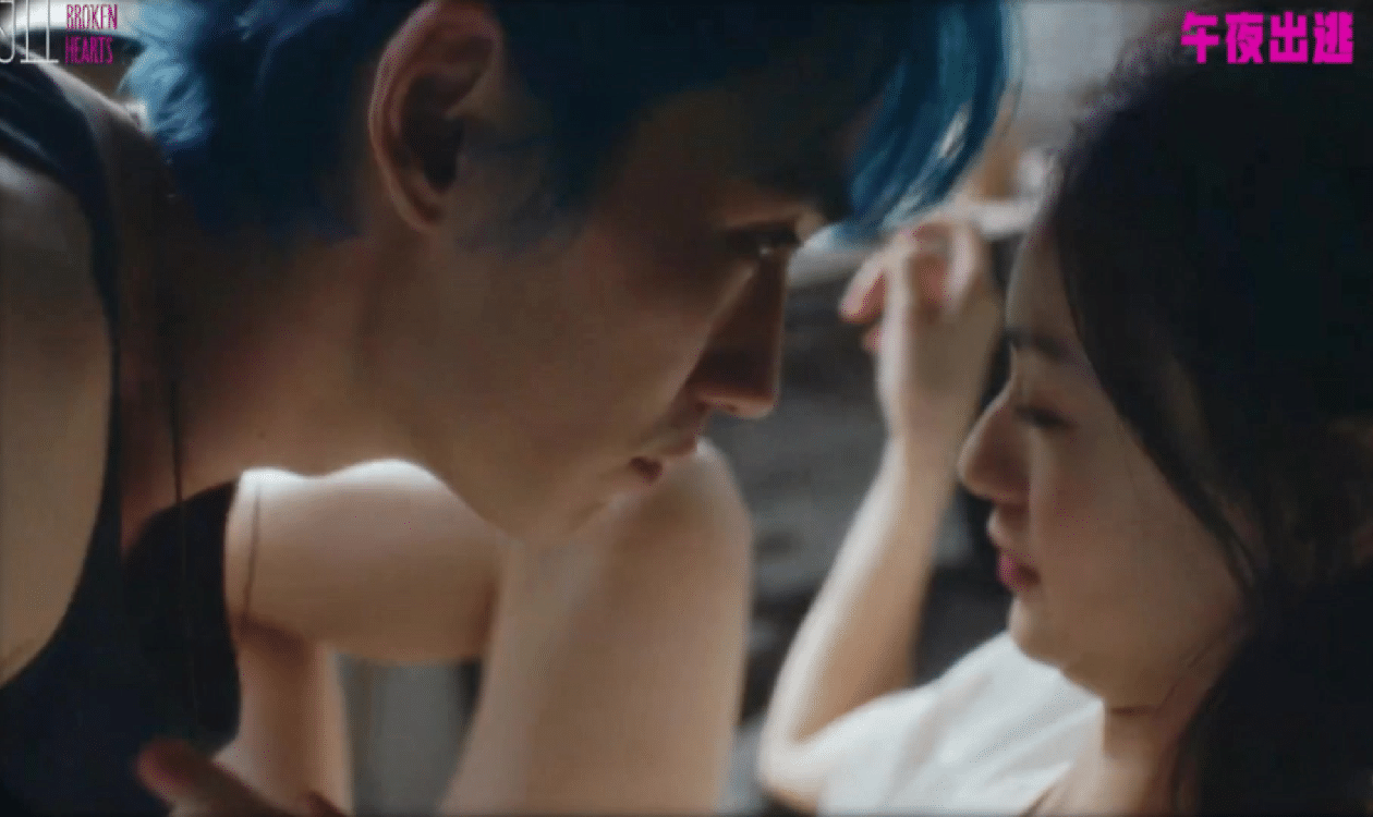 #朱一龙古希腊掌管浪漫的神# 朱一龙在阿那亚的演出太惊艳！为《负负得正》献唱时，