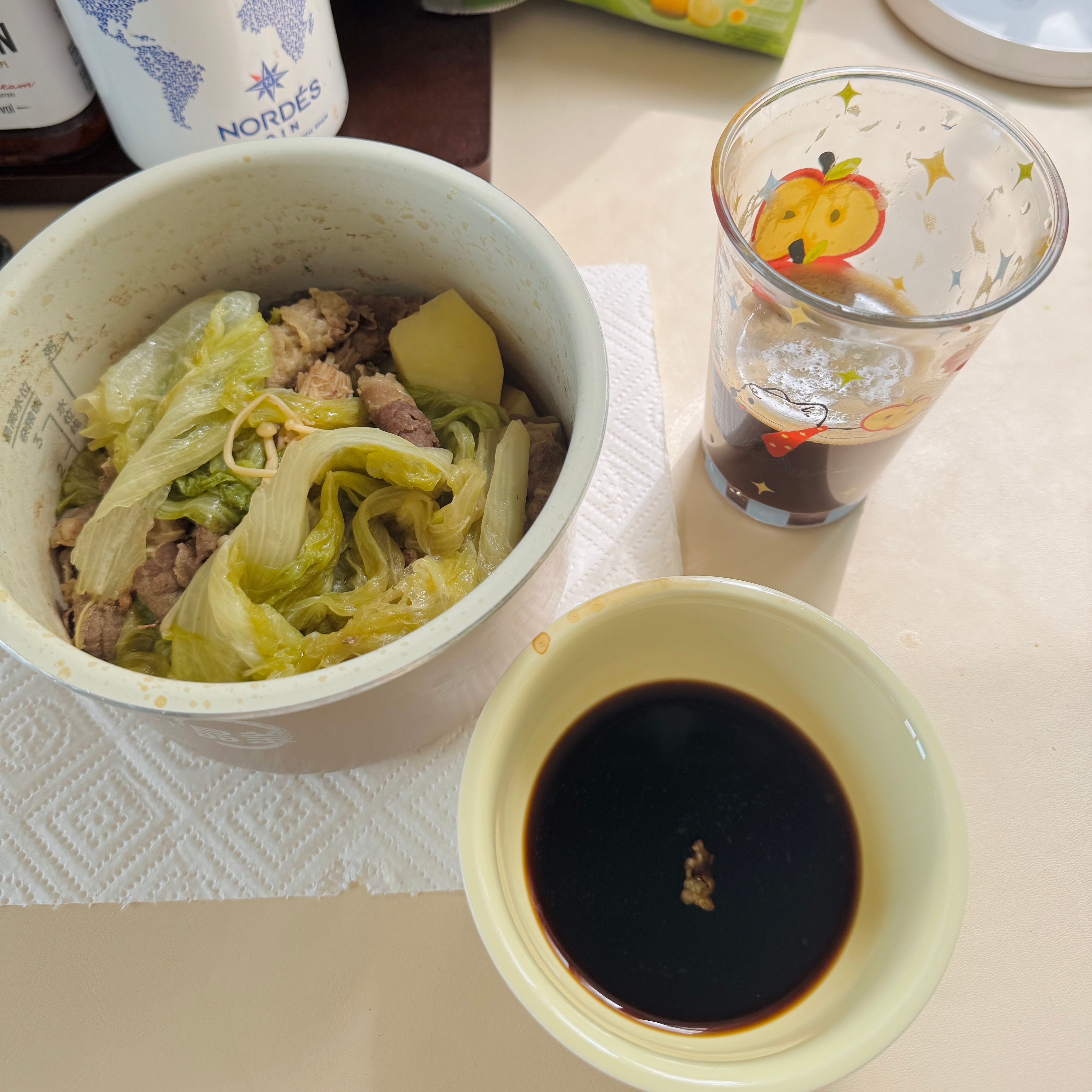 超级无敌好吃又简单的电饭锅焖菜 把所有的菜放在电饭锅里 放两勺生抽一点花椒 20
