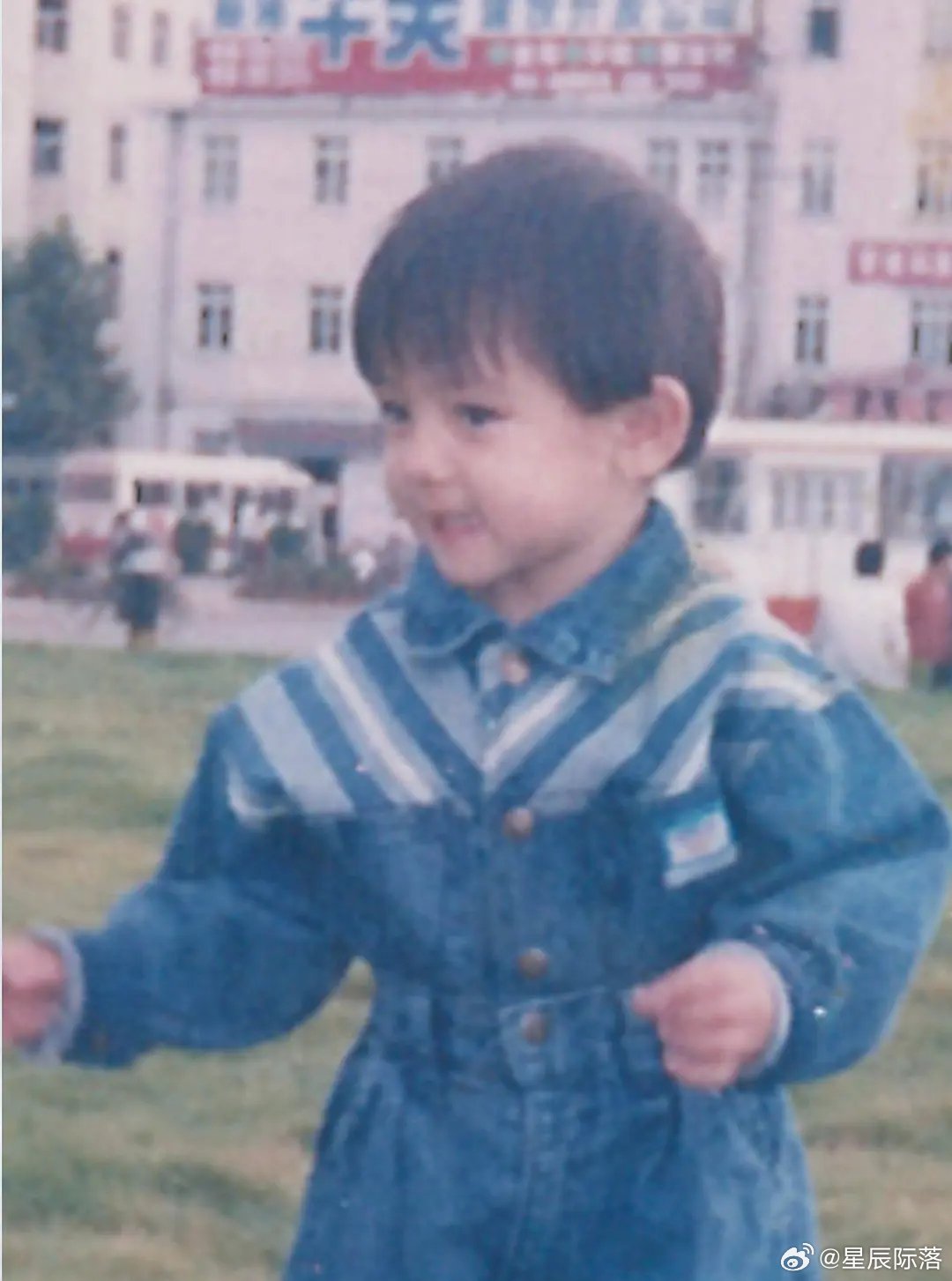 迪丽热巴剪短发跟她小时候一模一样 这个对比图🤣 