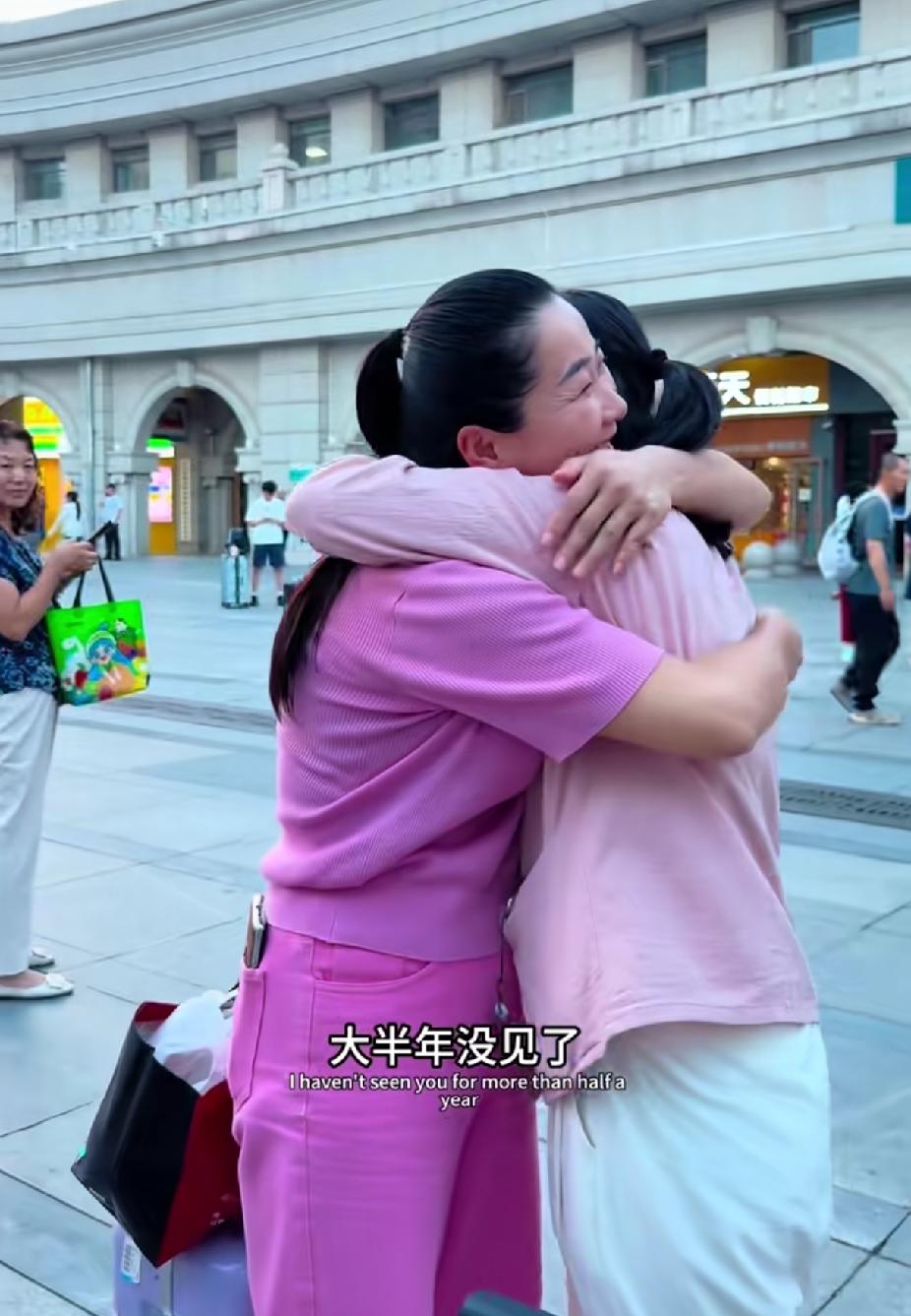 小东北亲手包饺子欢迎小杨姐姐和小杨姐夫，太香了，太让人羡慕了。
前段时间，小杨姐